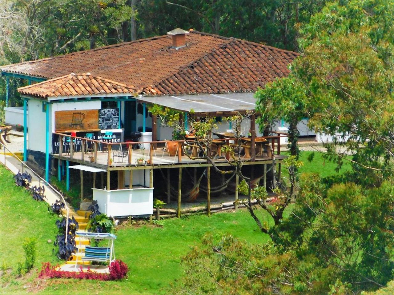 Bacoa Hostel Гуатапе Экстерьер фото